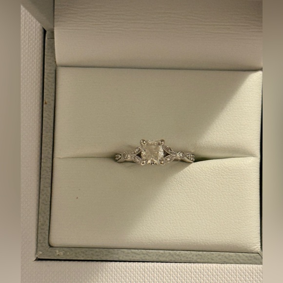Elegant Silver cushion cut diamond engagement ring - Picture 2 of 10